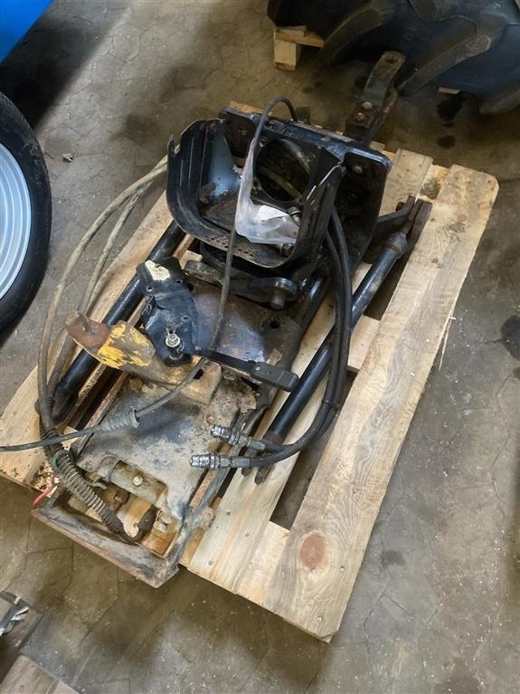 New Holland T7030 Hitchtræk - Quick coupler for Farm tractor: picture 1 New Holland T7030 Hitchtræk - Quick coupler for Farm tractor: picture 1