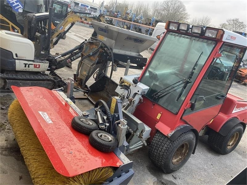 Timan Tool-Trac 245 - Municipal tractor: picture 2 Timan Tool-Trac 245 - Municipal tractor: picture 2