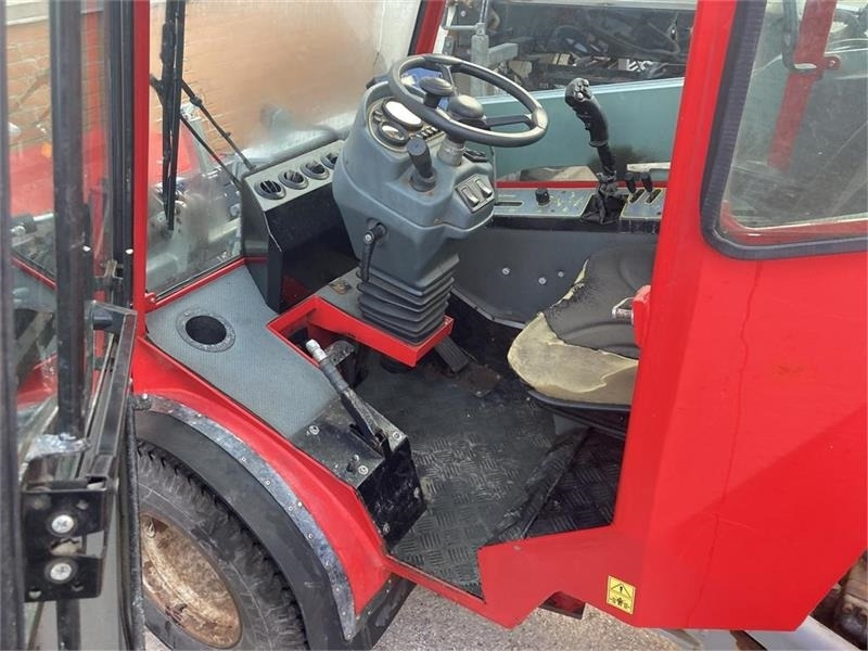 Timan Tool-Trac 245 - Municipal tractor: picture 5 Timan Tool-Trac 245 - Municipal tractor: picture 5