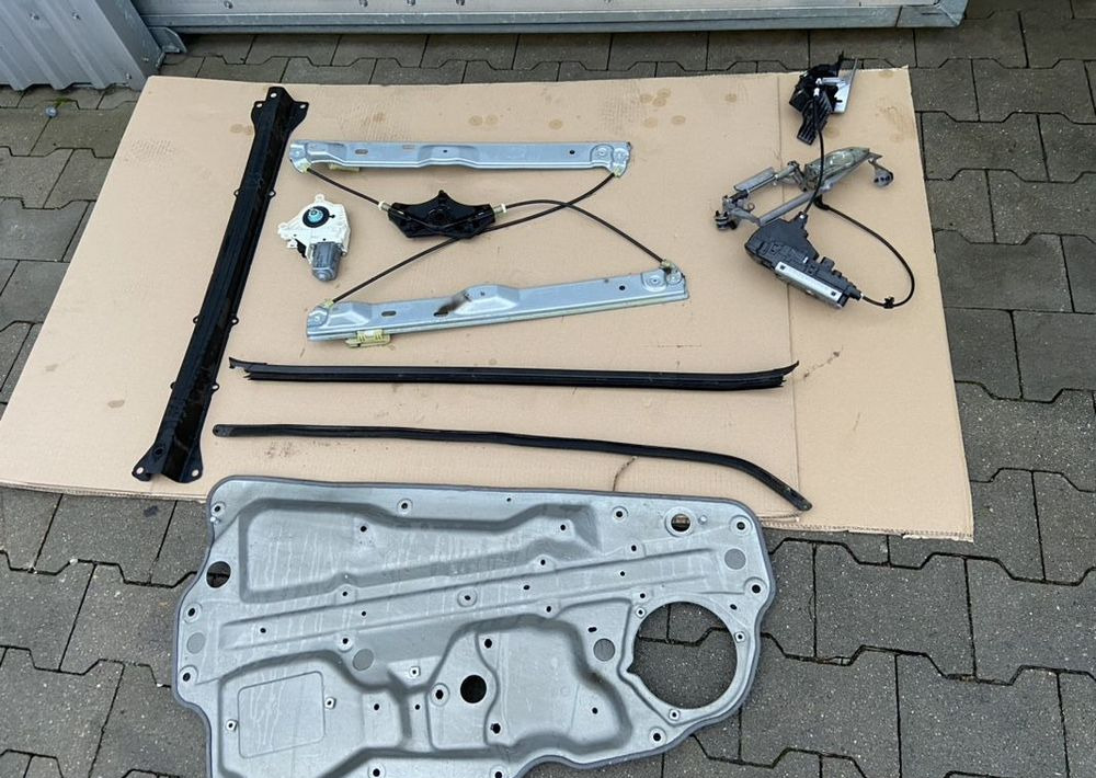 Mechanizm podnoszenia szyby Volvo FH 4 euro 6 zamek klamka silniczek - Door and parts: picture 1 Mechanizm podnoszenia szyby Volvo FH 4 euro 6 zamek klamka silniczek - Door and parts: picture 1