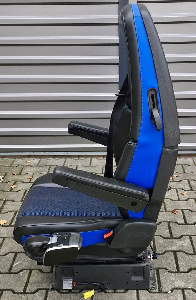 VOLVO FH5 FM5 FOTEL KIEROWCY UK - Cab and interior: picture 4 VOLVO FH5 FM5 FOTEL KIEROWCY UK - Cab and interior: picture 4