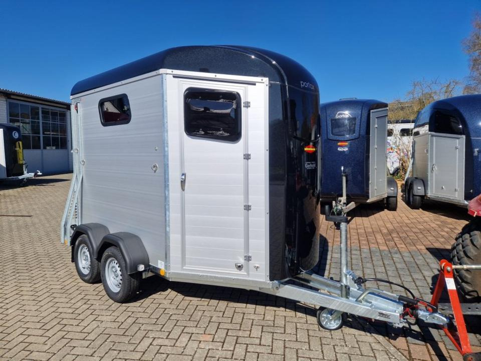 Pferdeanhänger Humbaur, Xanthos Aero, 100 km/h Sattelkammer - Horse trailer: picture 1 Pferdeanhänger Humbaur, Xanthos Aero, 100 km/h Sattelkammer - Horse trailer: picture 1