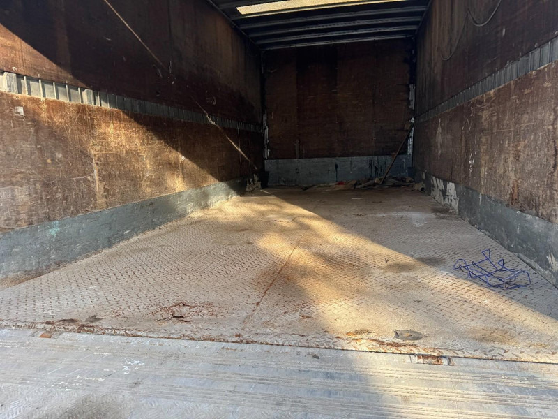 Box truck Mercedes-Benz SK 814 (STEEL SUSPENSION & MANUAL GEARBOX / SUSPENSION LAMES & BOITE MANUELLE): picture 15 Box truck Mercedes-Benz SK 814 (STEEL SUSPENSION & MANUAL GEARBOX / SUSPENSION LAMES & BOITE MANUELLE): picture 15