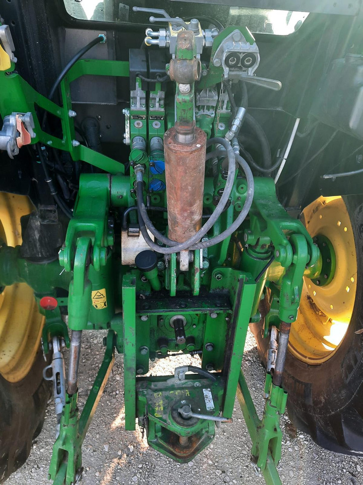 JOHN DEERE 5100 R - Farm tractor: picture 5 JOHN DEERE 5100 R - Farm tractor: picture 5