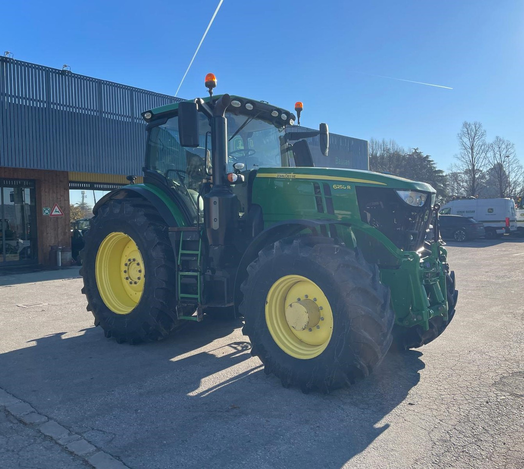 JOHN DEERE 6250 R - Farm tractor: picture 3 JOHN DEERE 6250 R - Farm tractor: picture 3