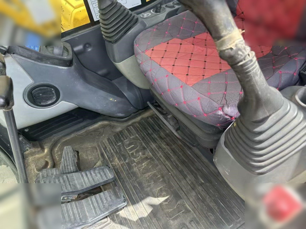 Crawler excavator KOMATSU PC200-8: picture 11