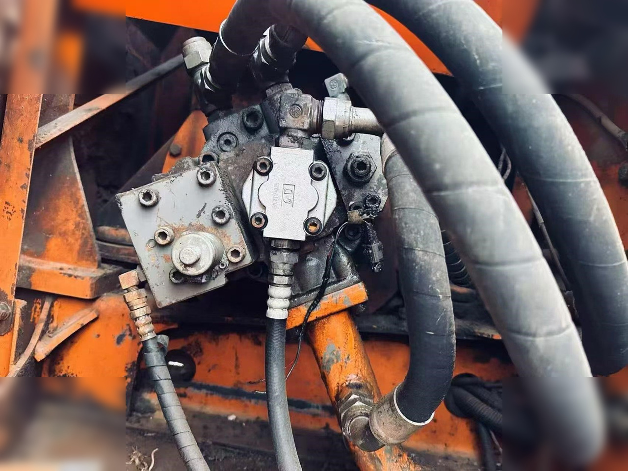 Crawler excavator KOMATSU PC60 LC-5: picture 9