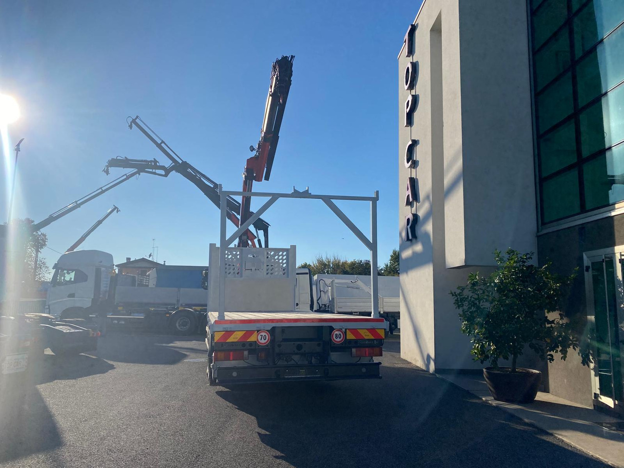 IVECO AD260S36 - Crane truck: picture 5 IVECO AD260S36 - Crane truck: picture 5