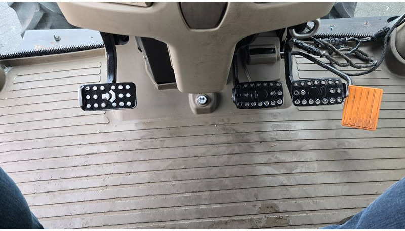 John Deere 6105 R - Farm tractor: picture 2 John Deere 6105 R - Farm tractor: picture 2