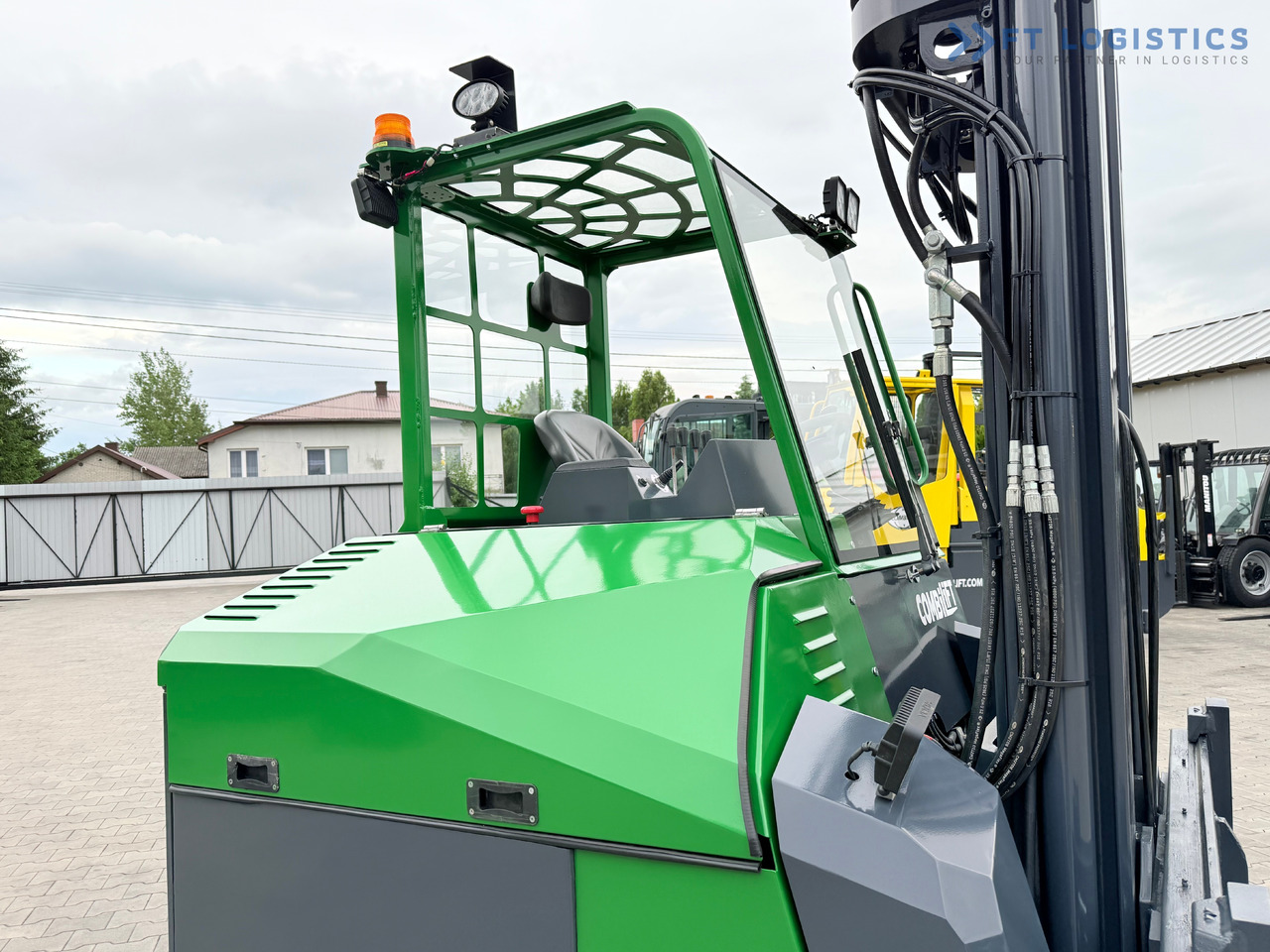 COMBILIFT Combilift CBE4000 / TRIPLEX 5200MM / ELECTRIC / FREE LIFT / FORK POSITIONER / SIDESHIFT / LIKE NEW - 4-way reach truck: picture 4 COMBILIFT Combilift CBE4000 / TRIPLEX 5200MM / ELECTRIC / FREE LIFT / FORK POSITIONER / SIDESHIFT / LIKE NEW - 4-way reach truck: picture 4