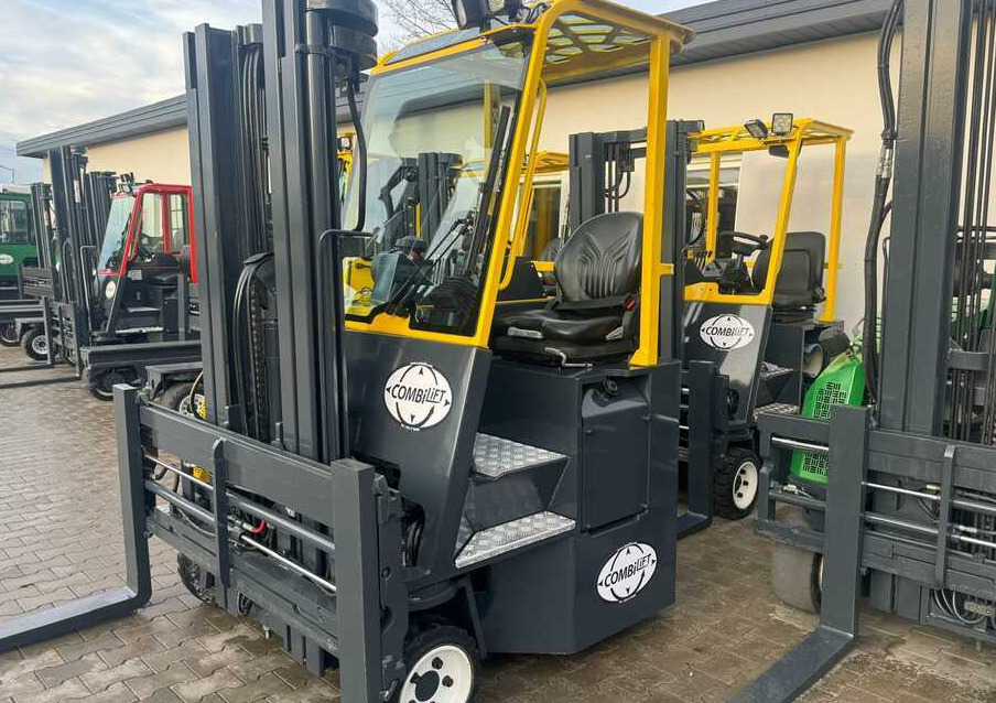 Combilift C3000CB -DIESEL- Only 6117 hours - 4-way reach truck: picture 1 Combilift C3000CB -DIESEL- Only 6117 hours - 4-way reach truck: picture 1