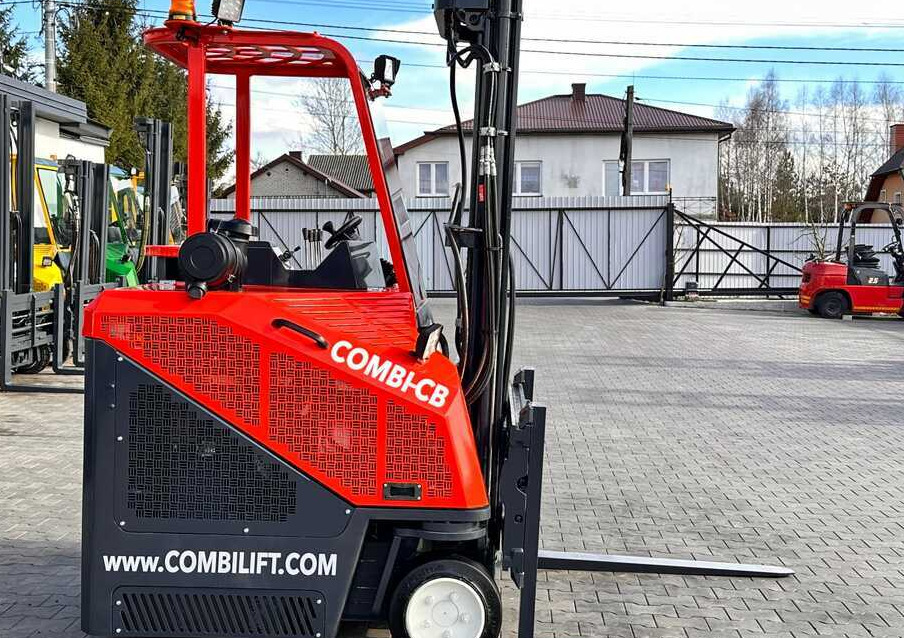 Combilift C3000CB / LPG / TRIPLEX / 5500MM / FREE LIFT / SIDE SHIFT + FORK POSITIONER / LIKE NEW - 4-way reach truck: picture 5 Combilift C3000CB / LPG / TRIPLEX / 5500MM / FREE LIFT / SIDE SHIFT + FORK POSITIONER / LIKE NEW - 4-way reach truck: picture 5