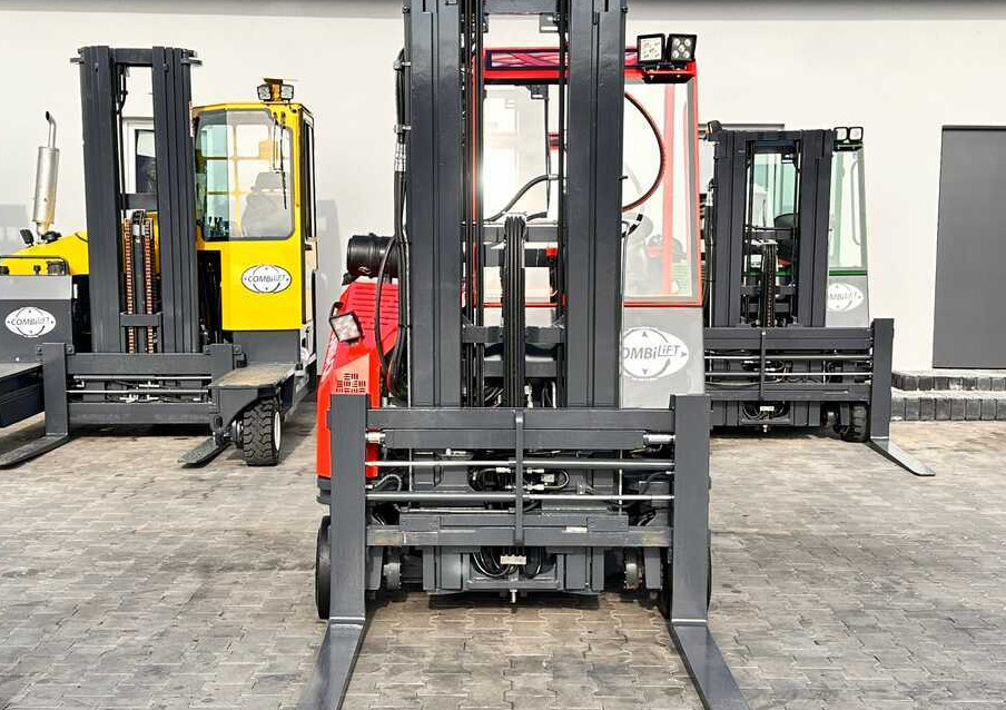 Combilift C3000CB / LPG / TRIPLEX / 5500MM / FREE LIFT / SIDE SHIFT + FORK POSITIONER / LIKE NEW - 4-way reach truck: picture 3 Combilift C3000CB / LPG / TRIPLEX / 5500MM / FREE LIFT / SIDE SHIFT + FORK POSITIONER / LIKE NEW - 4-way reach truck: picture 3