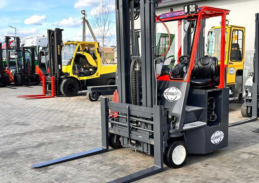 Combilift C3000CB / LPG / TRIPLEX / 5500MM / FREE LIFT / SIDE SHIFT + FORK POSITIONER / LIKE NEW - 4-way reach truck: picture 1 Combilift C3000CB / LPG / TRIPLEX / 5500MM / FREE LIFT / SIDE SHIFT + FORK POSITIONER / LIKE NEW - 4-way reach truck: picture 1