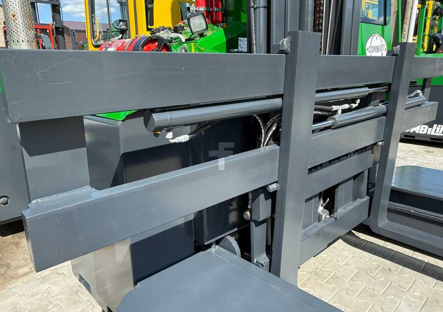 Combilift C5000E / ELECTRIC / TRIPLEX 8300MM / FULL FREE LIFT / WIDE POSITIONER / FORK SIDESHIFT / BATTERY LIKE NEW - 4-way reach truck: picture 5 Combilift C5000E / ELECTRIC / TRIPLEX 8300MM / FULL FREE LIFT / WIDE POSITIONER / FORK SIDESHIFT / BATTERY LIKE NEW - 4-way reach truck: picture 5