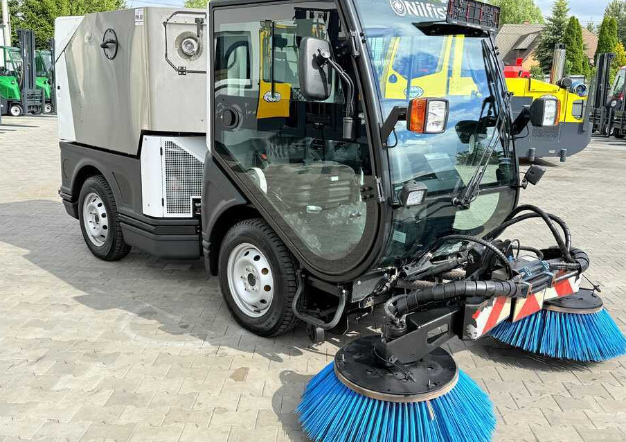Nilfisk Nilfisk City Ranger 3500 – Articulated Municipal Sweeper | Year 2017 | On - Road sweeper: picture 5 Nilfisk Nilfisk City Ranger 3500 – Articulated Municipal Sweeper | Year 2017 | On - Road sweeper: picture 5