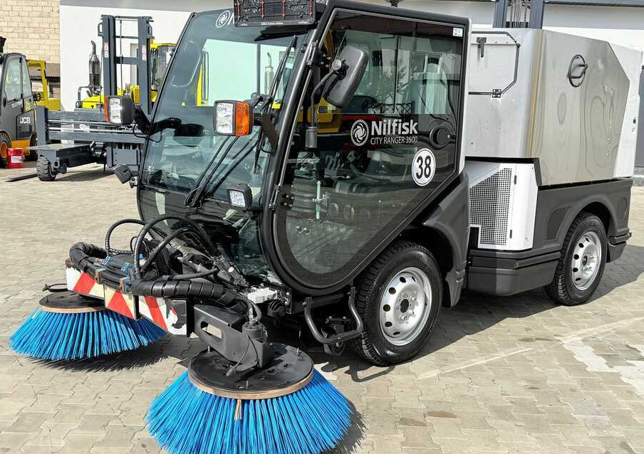 Nilfisk Nilfisk City Ranger 3500 – Articulated Municipal Sweeper | Year 2017 | On - Road sweeper: picture 1 Nilfisk Nilfisk City Ranger 3500 – Articulated Municipal Sweeper | Year 2017 | On - Road sweeper: picture 1