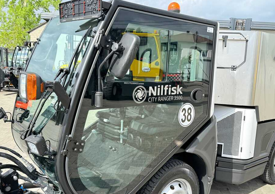 Nilfisk Nilfisk City Ranger 3500 – Articulated Municipal Sweeper | Year 2017 | On - Road sweeper: picture 4 Nilfisk Nilfisk City Ranger 3500 – Articulated Municipal Sweeper | Year 2017 | On - Road sweeper: picture 4