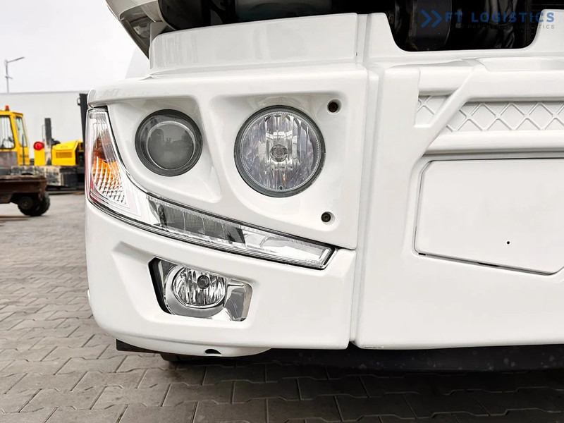 Renault Midlum 250 Renault D 250 / AUTOMATIC / 4X2 / 18 PALLETS / TAIL LIFT / SIDE BOARDS / curtainsider truck - Curtain side truck: picture 4 Renault Midlum 250 Renault D 250 / AUTOMATIC / 4X2 / 18 PALLETS / TAIL LIFT / SIDE BOARDS / curtainsider truck - Curtain side truck: picture 4