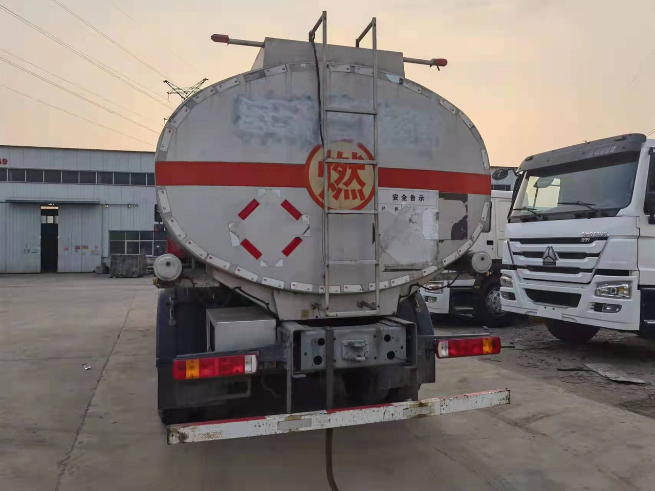 HOWO 20 cubic meters - Tanker truck: picture 4 HOWO 20 cubic meters - Tanker truck: picture 4