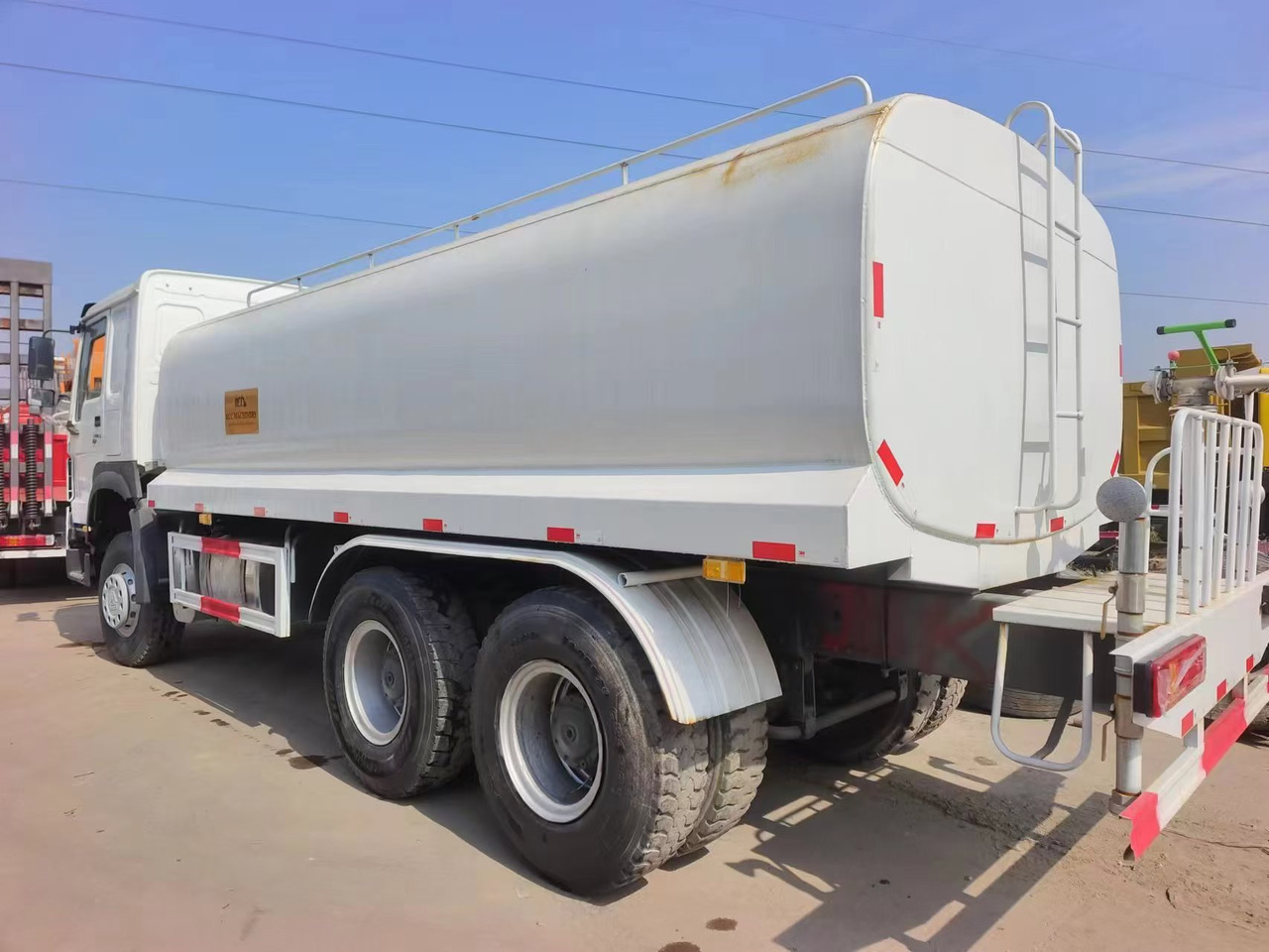 HOWO 6×4 ,20 cubic meters - Tanker truck: picture 1 HOWO 6×4 ,20 cubic meters - Tanker truck: picture 1