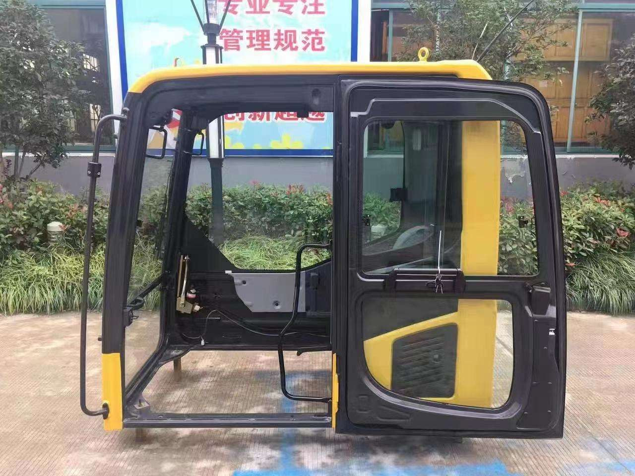 KOMATSU PC200-8 M0 - Cab for Excavator: picture 1 KOMATSU PC200-8 M0 - Cab for Excavator: picture 1