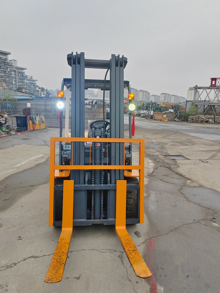 TCM 3 tons 3 stages - Diesel forklift: picture 3 TCM 3 tons 3 stages - Diesel forklift: picture 3