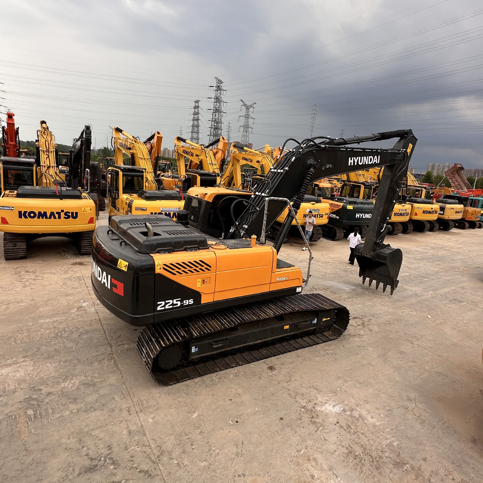 EXCAVATOR Second-hand Korean Hyundai 225-9S Excavator of Excellent Quality Is on Hot Sale at a Low Price - Mini excavator: picture 2 EXCAVATOR Second-hand Korean Hyundai 225-9S Excavator of Excellent Quality Is on Hot Sale at a Low Price - Mini excavator: picture 2