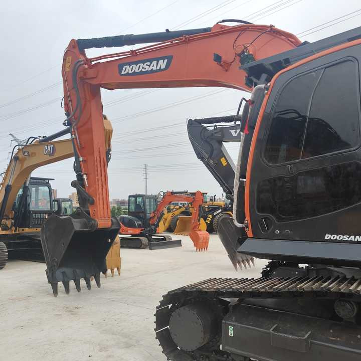 Crawler excavator Used Digger DOOSAN DX300 Construction Machinery Construction Digger Used DOOSAN DX300 Cheap Excavator: picture 6 Crawler excavator Used Digger DOOSAN DX300 Construction Machinery Construction Digger Used DOOSAN DX300 Cheap Excavator: picture 6