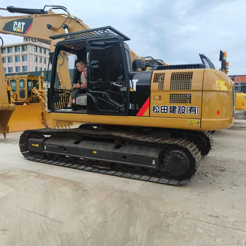 Used high quality excavator CAT 323D2L Made in Japan - Crawler excavator: picture 1 Used high quality excavator CAT 323D2L Made in Japan - Crawler excavator: picture 1