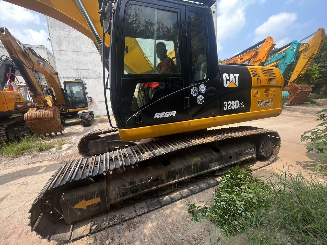 CATERPILLAR 323D2L - Crawler excavator: picture 3 CATERPILLAR 323D2L - Crawler excavator: picture 3