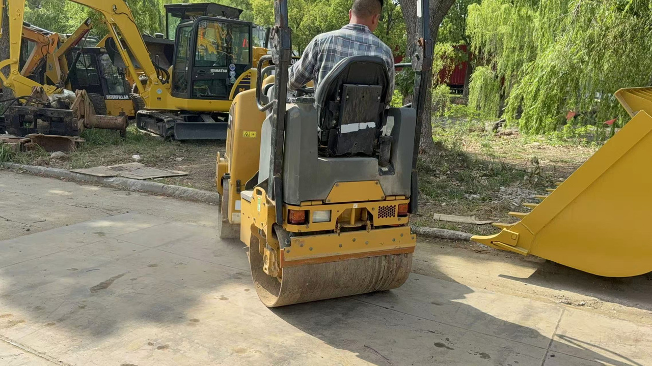 CATERPILLAR CB14B - Road roller: picture 3 CATERPILLAR CB14B - Road roller: picture 3