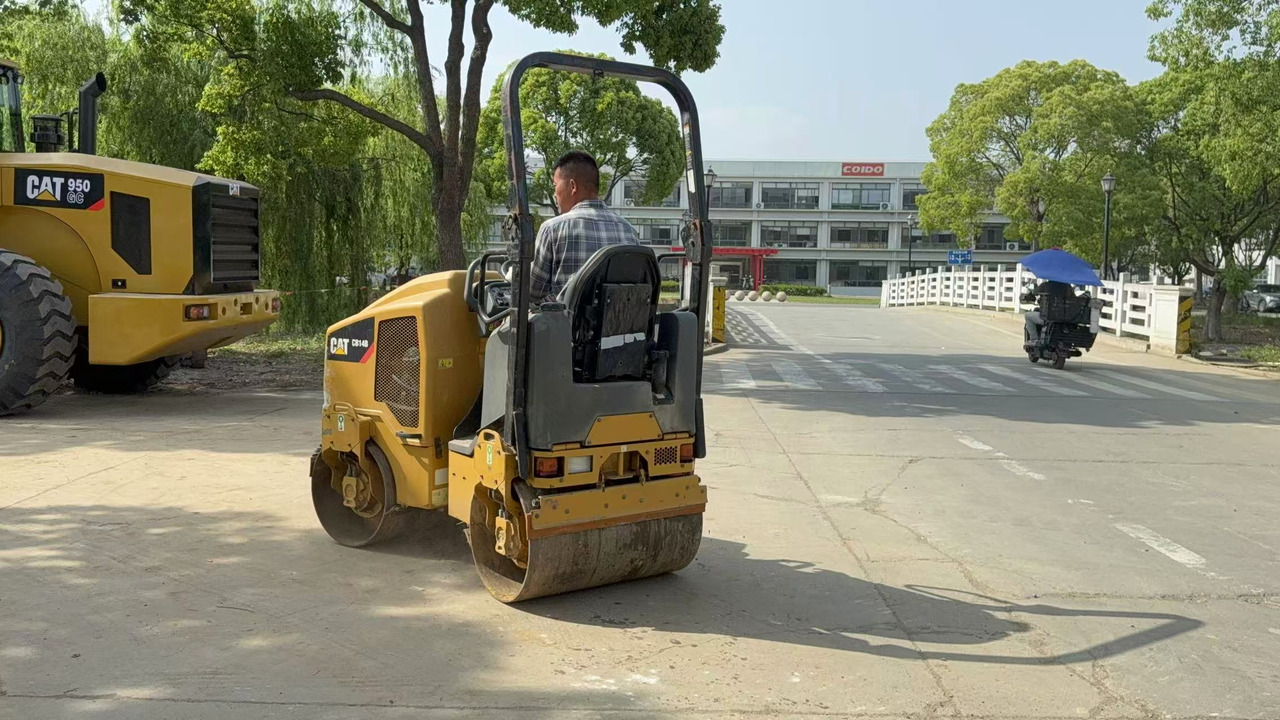 CATERPILLAR CB14B - Road roller: picture 2 CATERPILLAR CB14B - Road roller: picture 2
