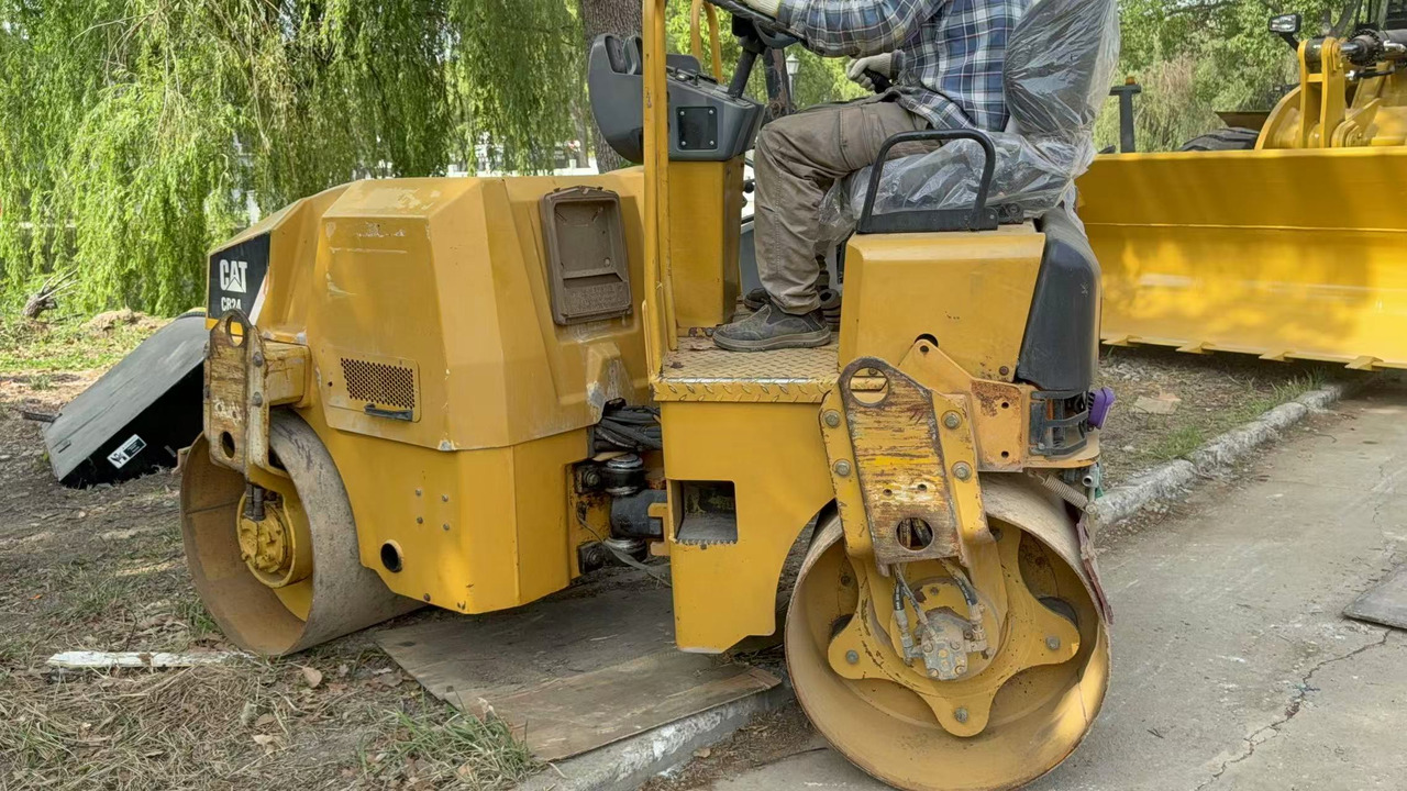 CATERPILLAR CB24B - Road roller: picture 1 CATERPILLAR CB24B - Road roller: picture 1