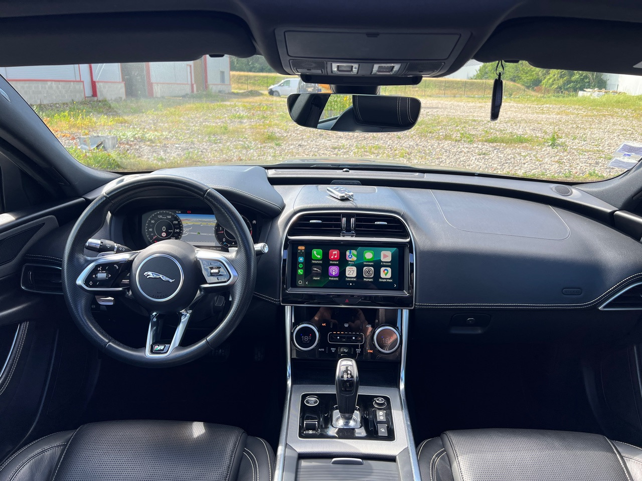 JAGUAR XE 20MY SE R-DYN. 2.0L D 180 BVA8 Cockpit PANO - Saloon car: picture 3 JAGUAR XE 20MY SE R-DYN. 2.0L D 180 BVA8 Cockpit PANO - Saloon car: picture 3