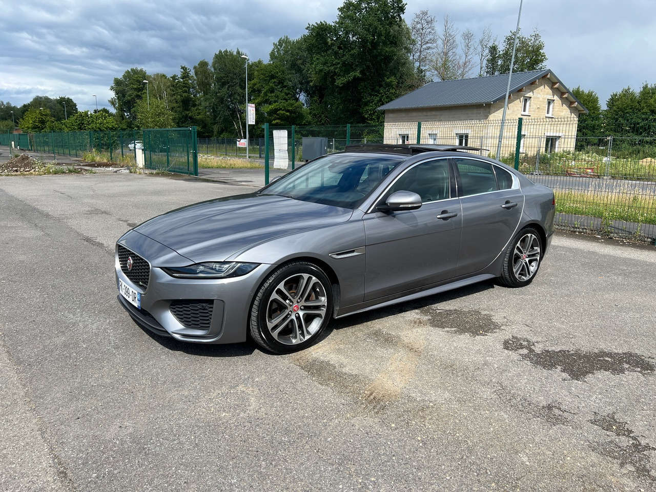 JAGUAR XE 20MY SE R-DYN. 2.0L D 180 BVA8 Cockpit PANO - Saloon car: picture 1 JAGUAR XE 20MY SE R-DYN. 2.0L D 180 BVA8 Cockpit PANO - Saloon car: picture 1