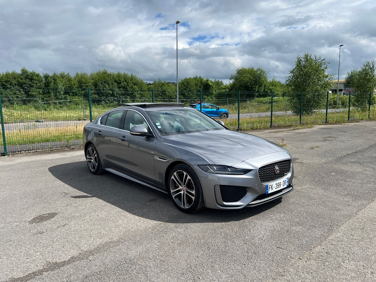 JAGUAR XE 20MY SE R-DYN. 2.0L D 180 BVA8 Cockpit PANO - Saloon car: picture 4 JAGUAR XE 20MY SE R-DYN. 2.0L D 180 BVA8 Cockpit PANO - Saloon car: picture 4