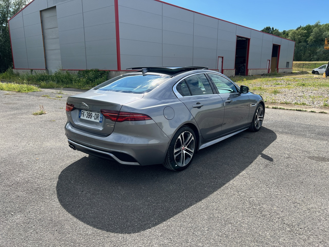 JAGUAR XE 20MY SE R-DYN. 2.0L D 180 BVA8 Cockpit PANO - Saloon car: picture 2 JAGUAR XE 20MY SE R-DYN. 2.0L D 180 BVA8 Cockpit PANO - Saloon car: picture 2