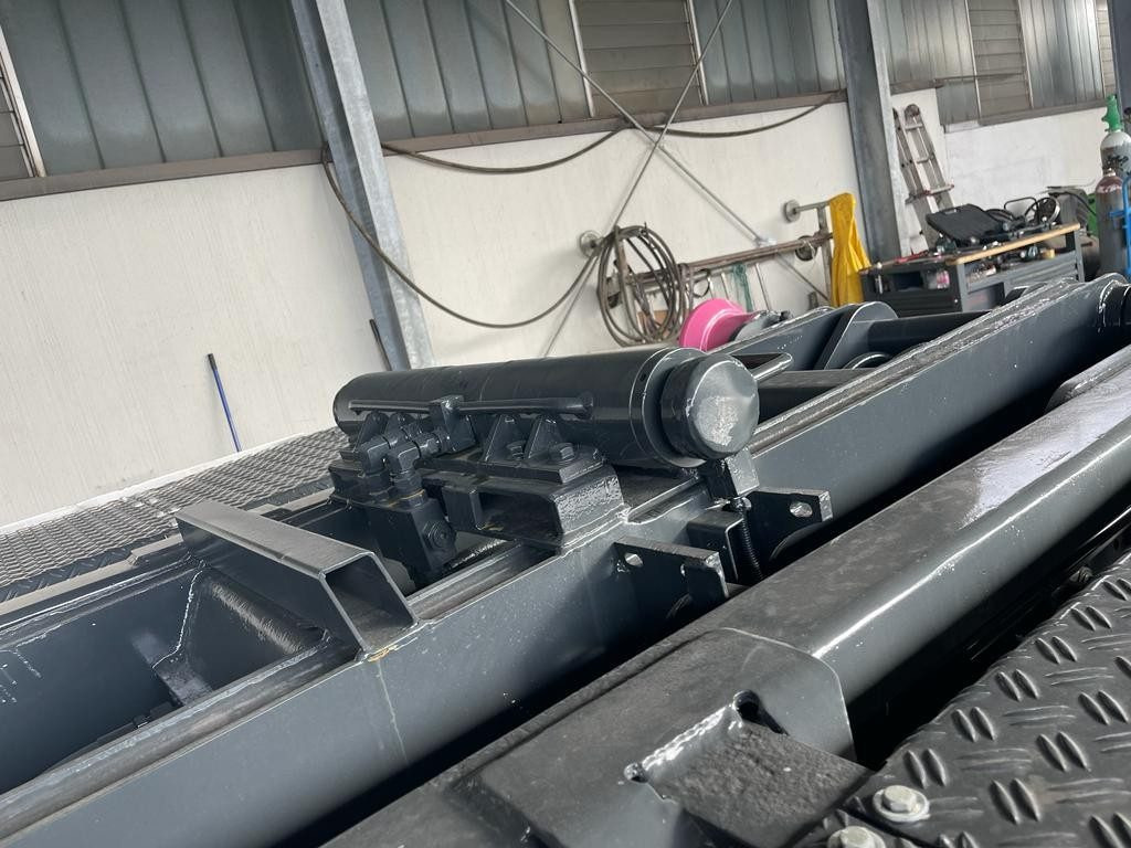 BLOCCAGGIO POSTERIORE INTERNO CON 2 PISTONI - Frame/ Chassis for Truck: picture 4 BLOCCAGGIO POSTERIORE INTERNO CON 2 PISTONI - Frame/ Chassis for Truck: picture 4