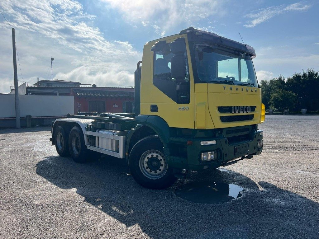 IVECO TRAKKER 450 SCARRABILE - Hook lift truck: picture 2 IVECO TRAKKER 450 SCARRABILE - Hook lift truck: picture 2