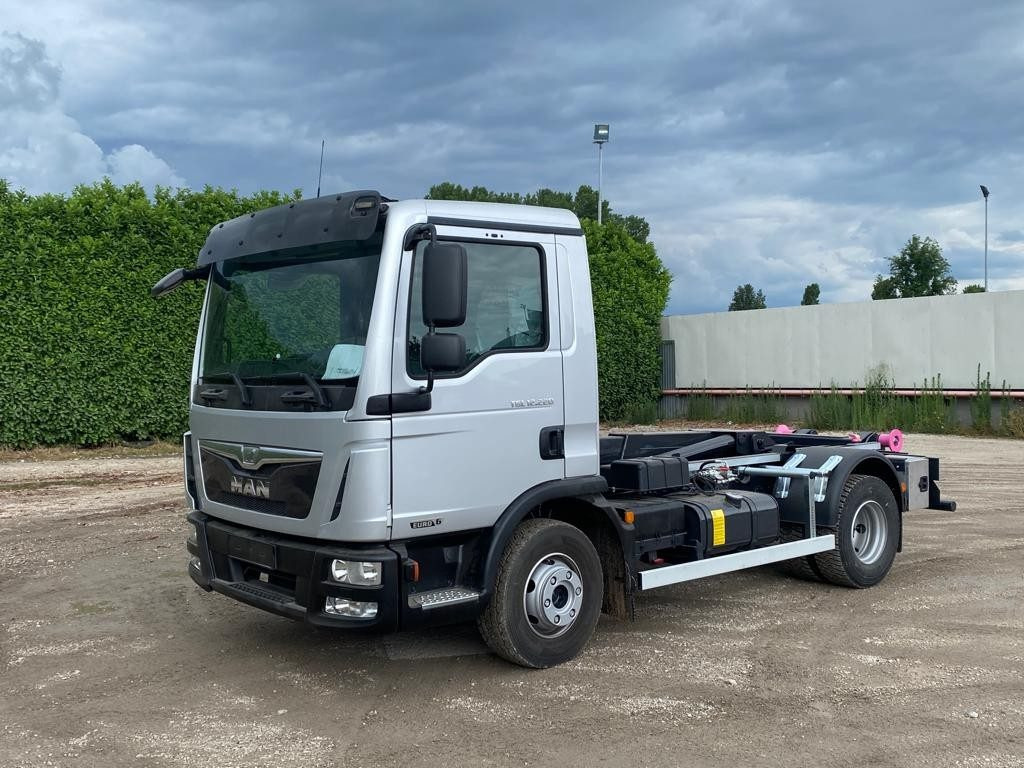 MAN TGM 12.220 - Hook lift truck: picture 1 MAN TGM 12.220 - Hook lift truck: picture 1