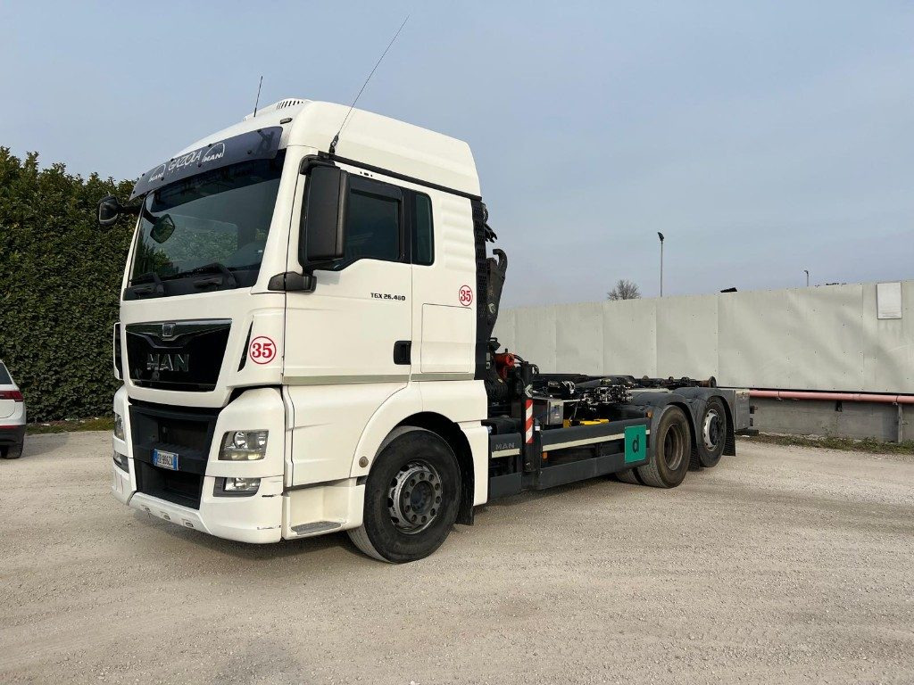 MAN TGX 26.480 SCARRABILE CON GRU DIETRO CABINA - Hook lift truck: picture 1 MAN TGX 26.480 SCARRABILE CON GRU DIETRO CABINA - Hook lift truck: picture 1