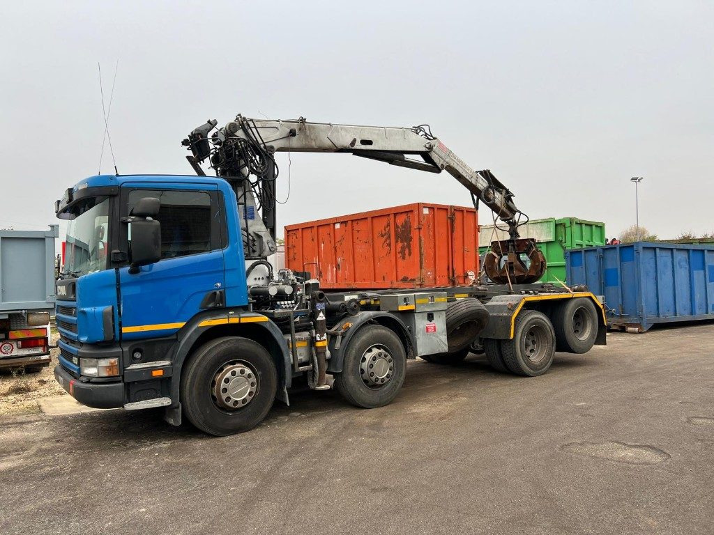 SCANIA 124GB 420 SCARRABILE CON GRU - Hook lift truck: picture 2 SCANIA 124GB 420 SCARRABILE CON GRU - Hook lift truck: picture 2
