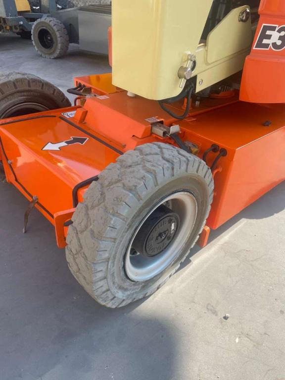 JLG E300AJP - Articulated boom lift: picture 4 JLG E300AJP - Articulated boom lift: picture 4