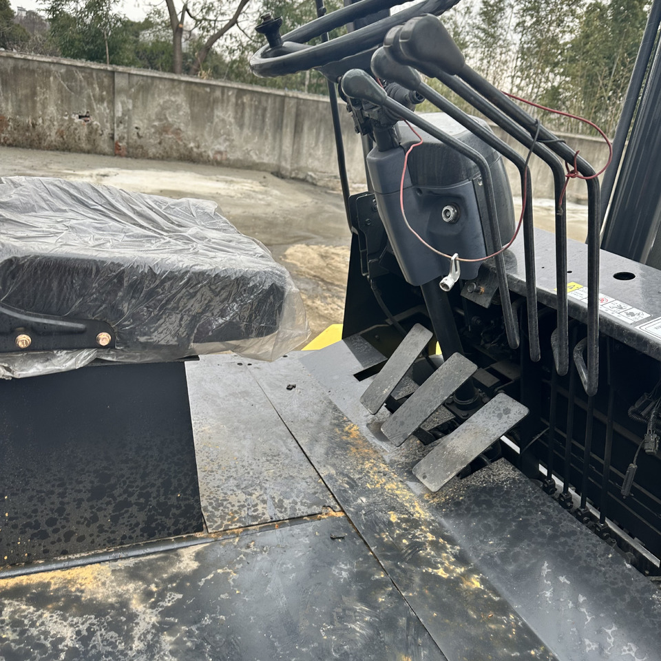 KOMATSU FD150 FD100 FD30 FD50 FD80 3Ton 5ton 8ton 10ton 15ton 16ton 20ton komatsu forklift - Diesel forklift: picture 5 KOMATSU FD150 FD100 FD30 FD50 FD80 3Ton 5ton 8ton 10ton 15ton 16ton 20ton komatsu forklift - Diesel forklift: picture 5