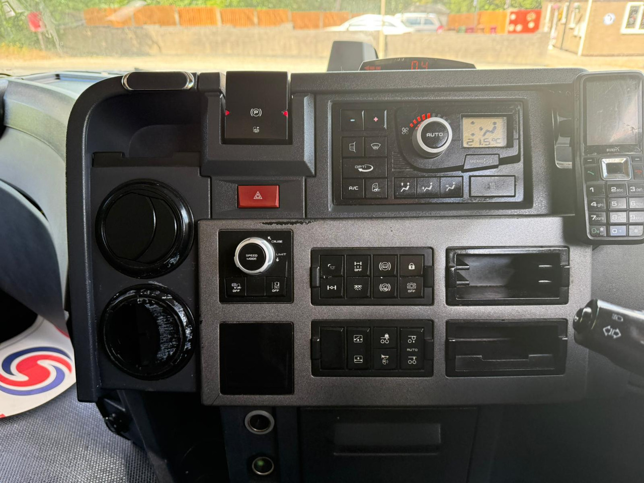 Tractor unit Renault T Range 460 DXI RHD: picture 25