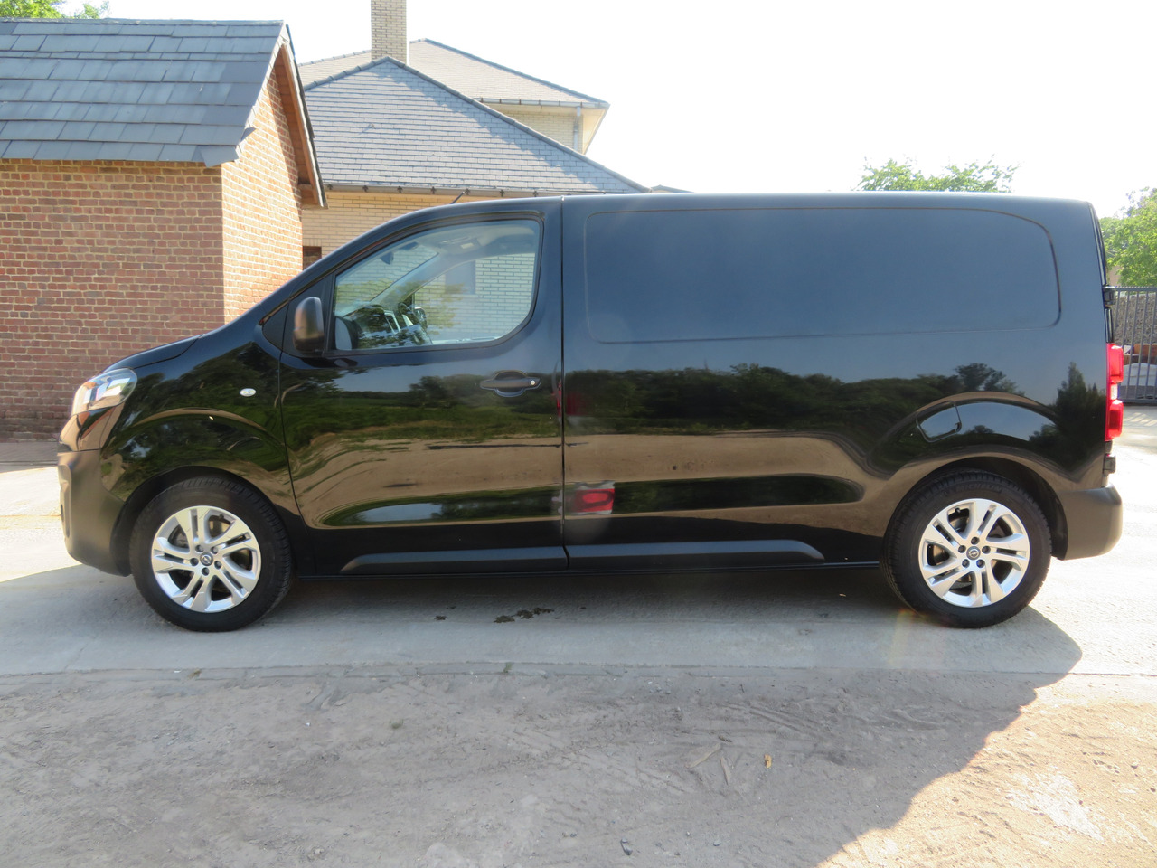 OPEL Vivaro 2.0 Turbo - L2H1 - Small van: picture 4 OPEL Vivaro 2.0 Turbo - L2H1 - Small van: picture 4