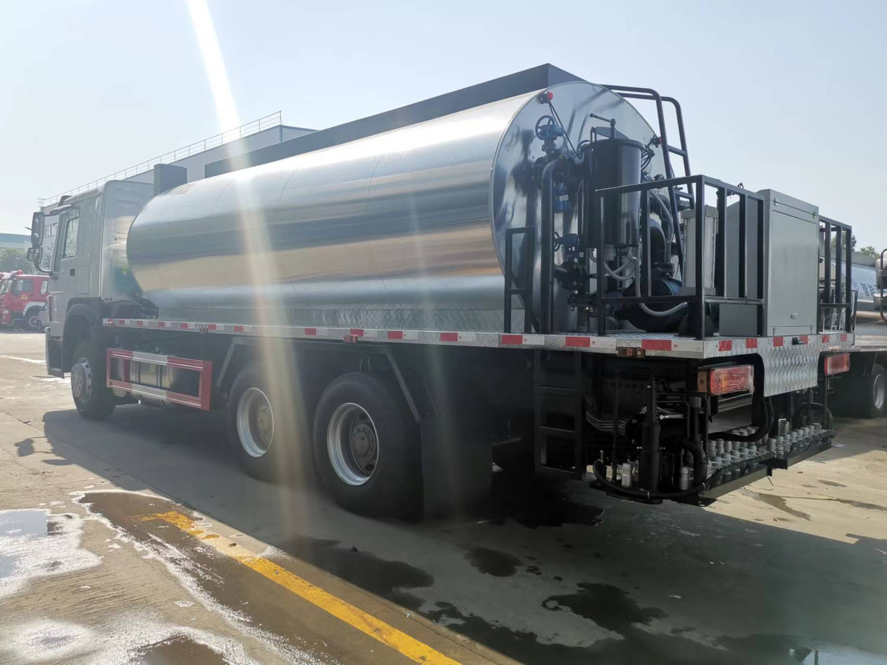 SINOTRUK HOWO CLICK HERE FOR DISCOUNT - Bitumen sprayer: picture 4 SINOTRUK HOWO CLICK HERE FOR DISCOUNT - Bitumen sprayer: picture 4