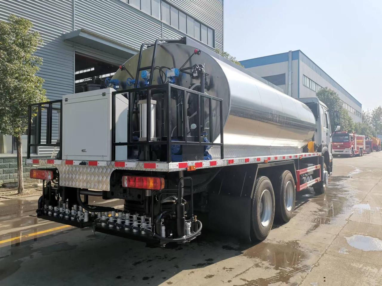 SINOTRUK HOWO CLICK HERE FOR DISCOUNT - Bitumen sprayer: picture 5 SINOTRUK HOWO CLICK HERE FOR DISCOUNT - Bitumen sprayer: picture 5