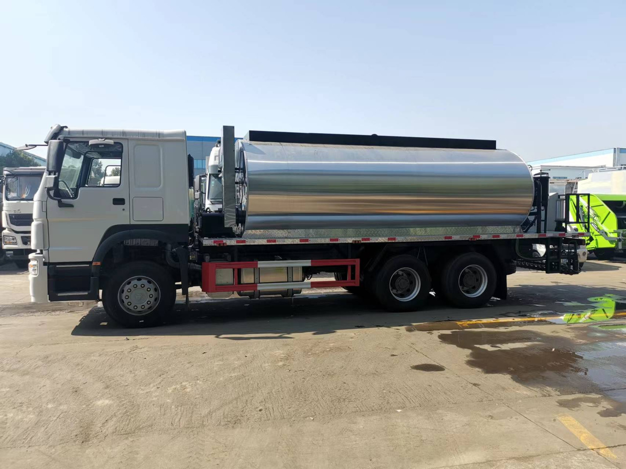 SINOTRUK HOWO CLICK HERE FOR DISCOUNT - Bitumen sprayer: picture 3 SINOTRUK HOWO CLICK HERE FOR DISCOUNT - Bitumen sprayer: picture 3
